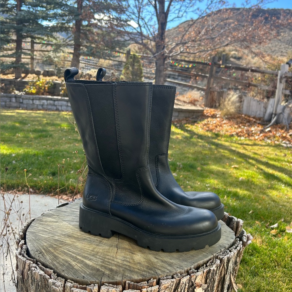 UGG Holzer Mid Calf Boots(W 8.5)